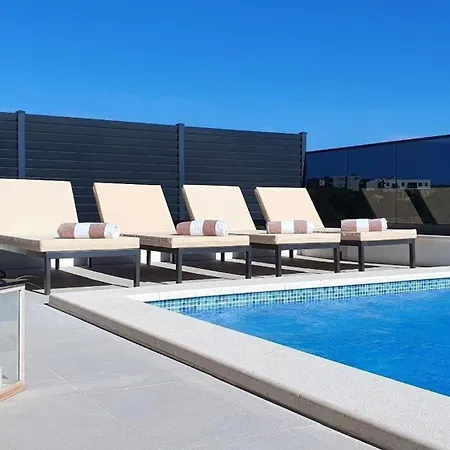 Ferienhaus Fur 10 Personen In Sibenik, Dalmatien Norddalmatien - B61543 * شيبينيك
